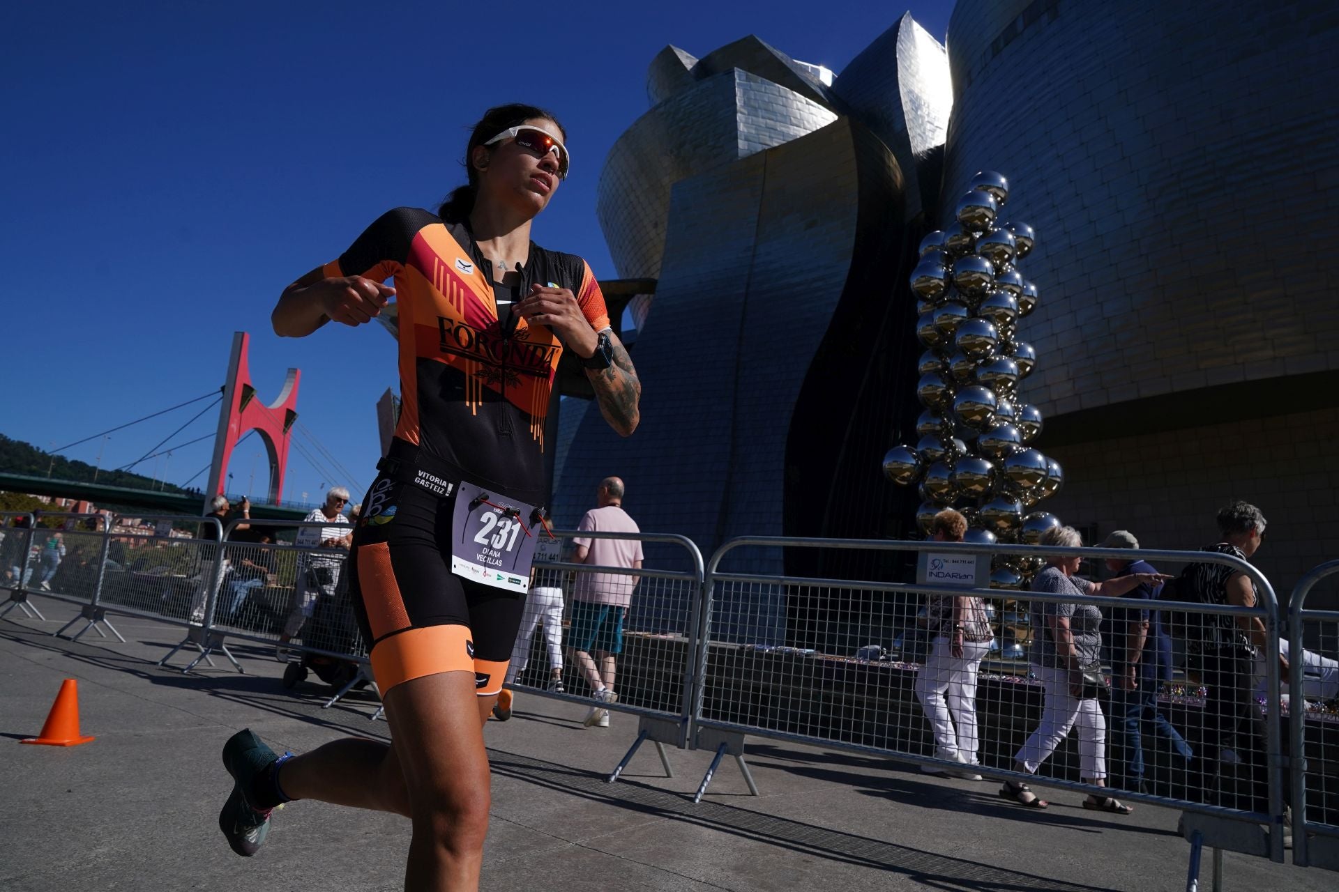 El espectáculo del Bilbao Triathlon inunda de atletas la ciudad