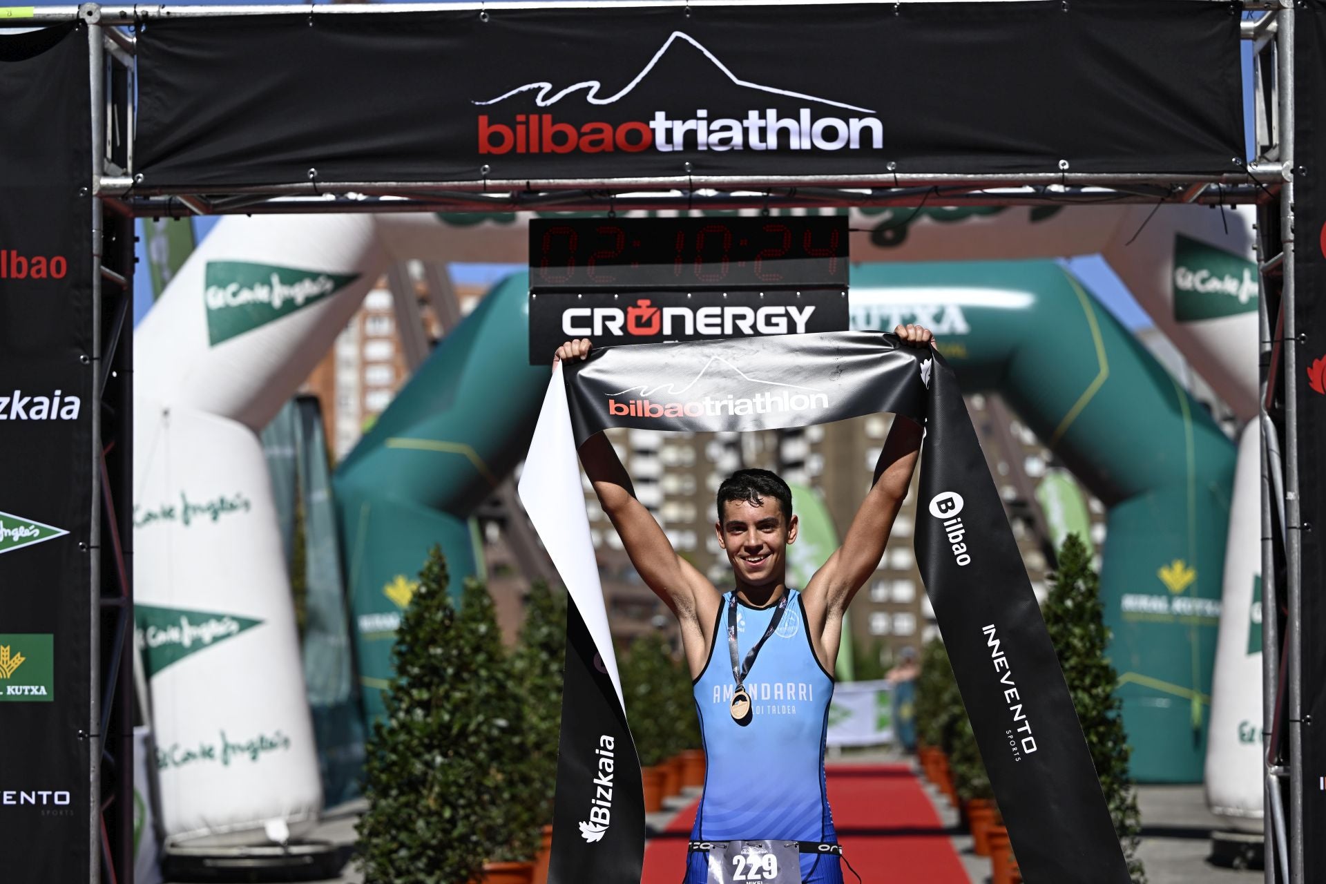 El espectáculo del Bilbao Triathlon inunda de atletas la ciudad