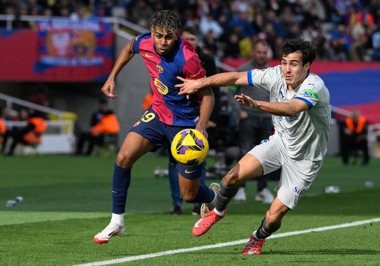 Yamal pugna con Manu Sánchez por el balón.