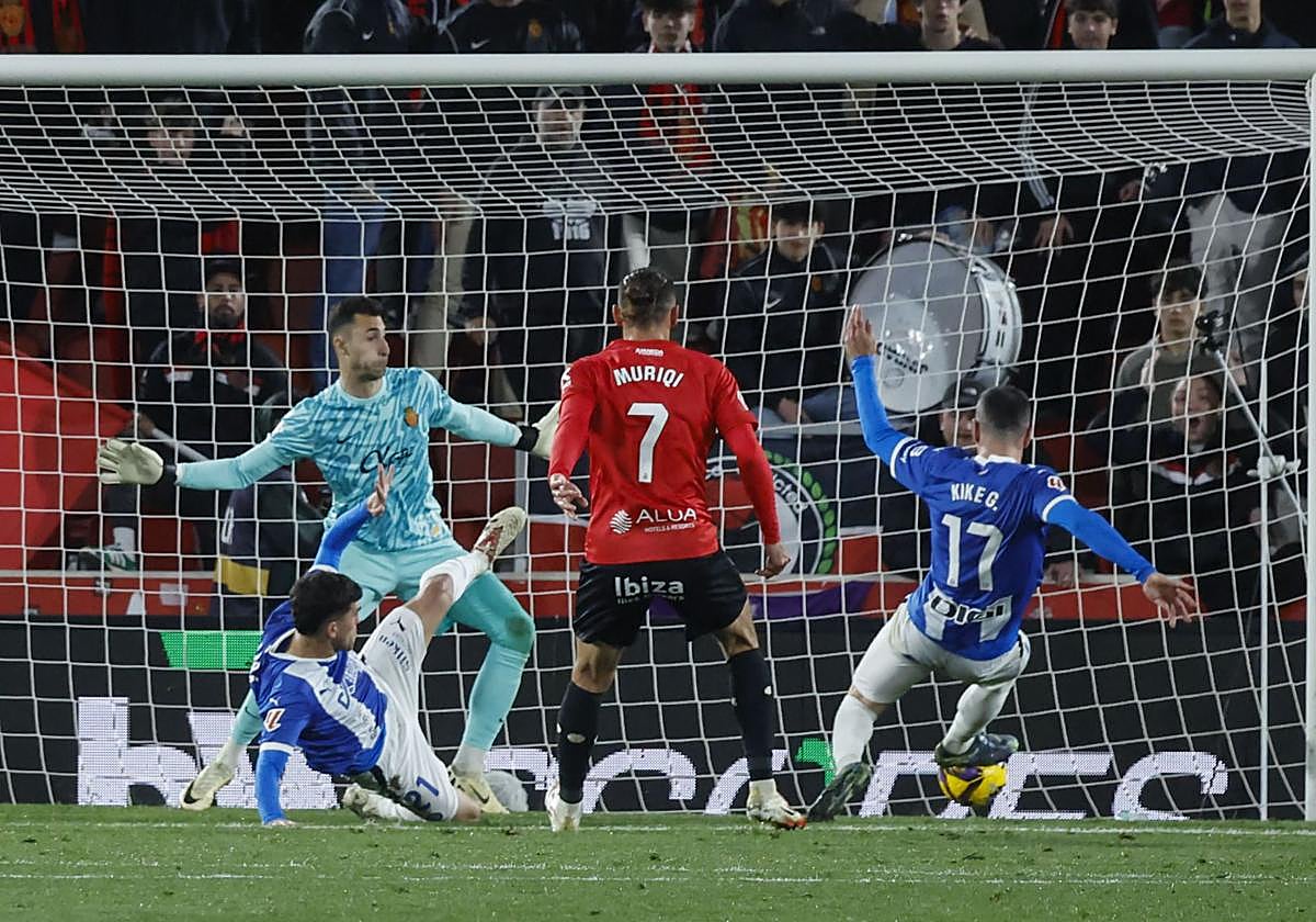Kike García marca ante el Mallorca.