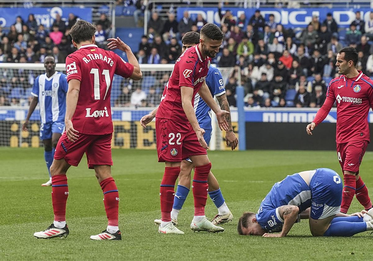 Toni Martínez se lamenta en el suelo.