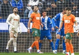 Blanco defiende a Rafa Mir en una jugada a balón parado.