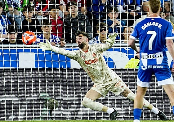 Sivera se estira para atajar un remate de Osasuna.