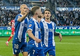 Los compañeros felicitan a Carlos Vicente tras el gol.