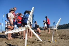 Parte del primer grupo de familias que tomó parte en la actividad en la playa de Ereaga, en Getxo.