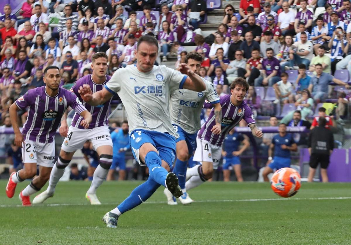 Kike García ejecuta el penalti que ha adelantado al Alavés.