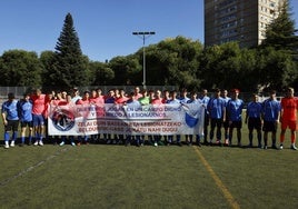 Jugadores del Zaramaga y Mercedarias se han manifestado este sábado, antes del encuentro, con una pancarta en el centro del campo.