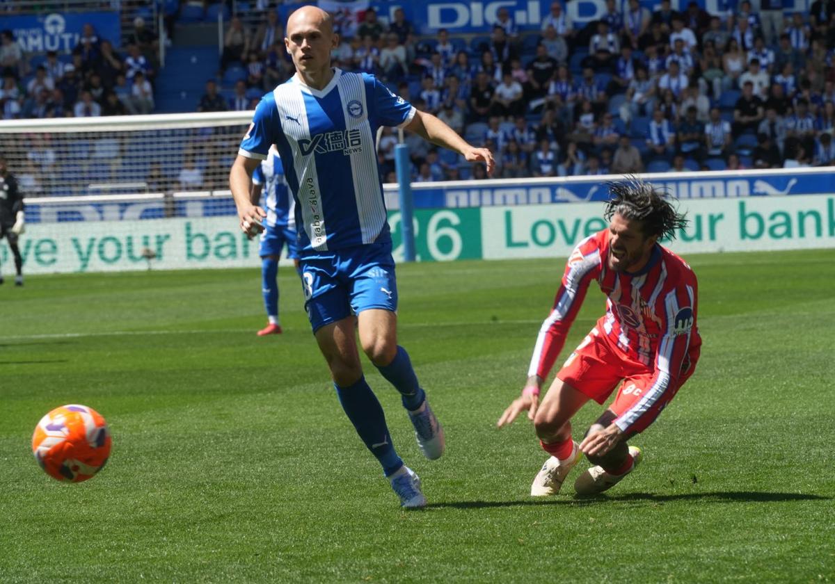 Guridi sigue el balón con la mirada ante De Paul.