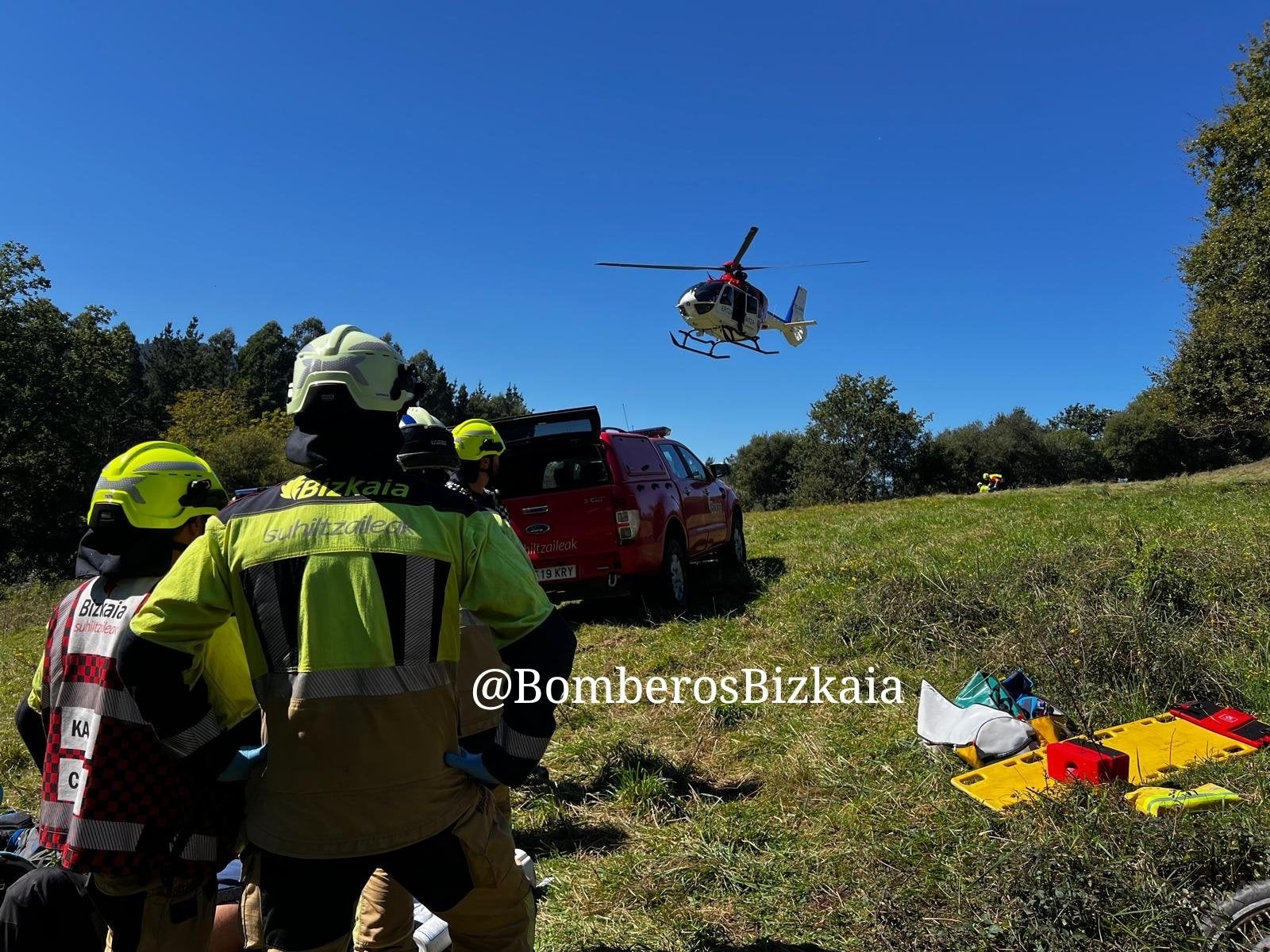 Momento en el que el helicóptero de la Ertzaintza traslada al motorista herido.