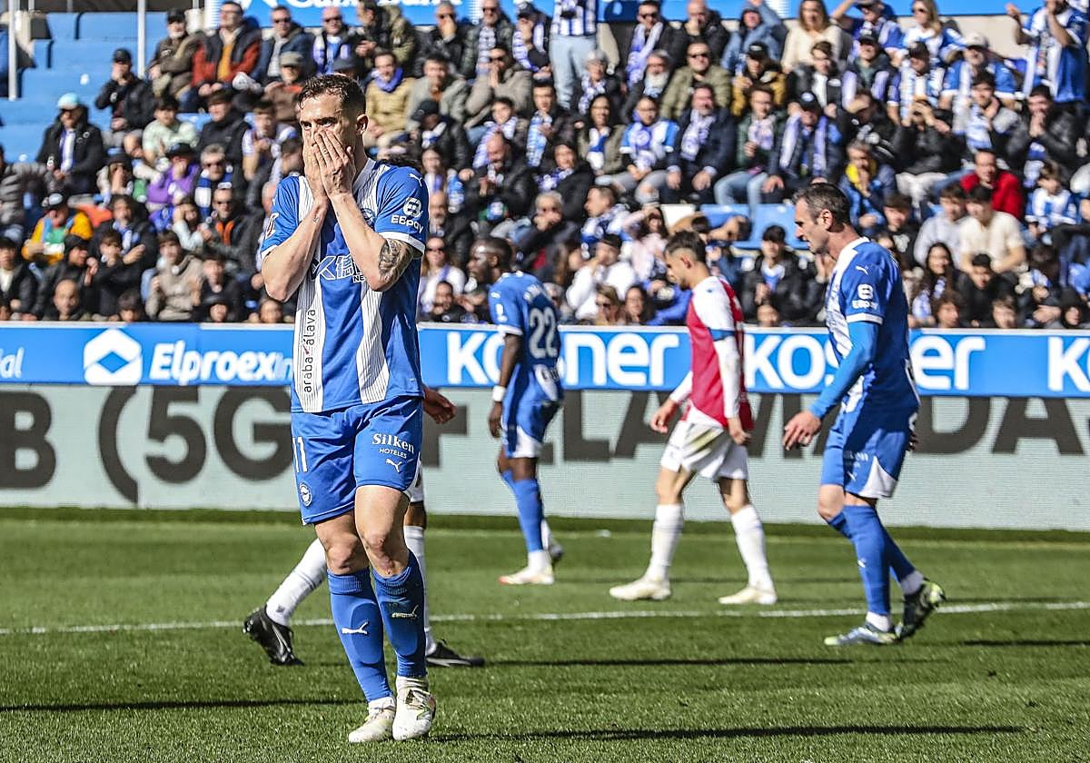 Toni Martínez se lamenta de una ocasión fallada.