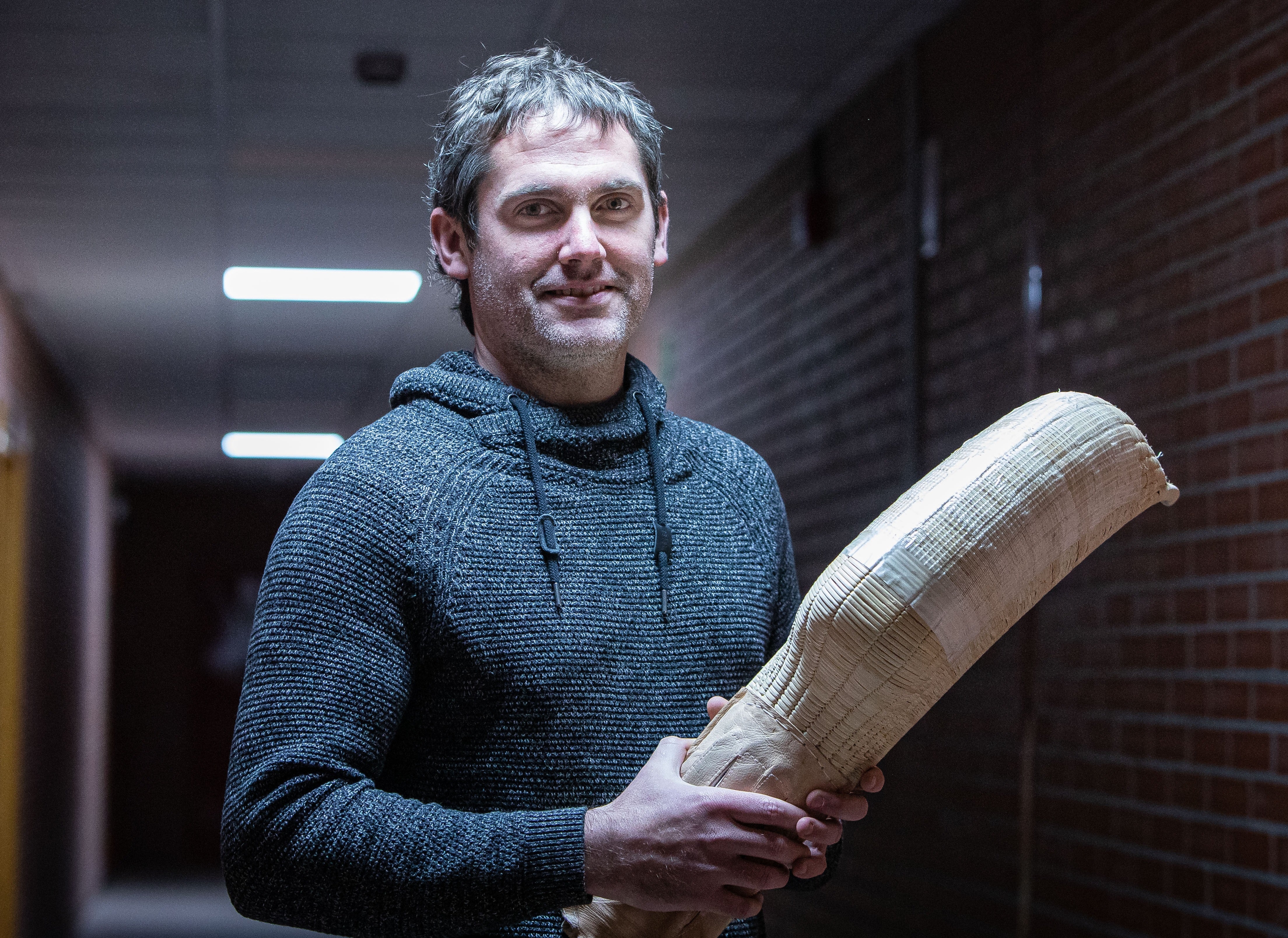 Aritz Erkiaga, en las entrañas del frontón jai Alai de Gernika.