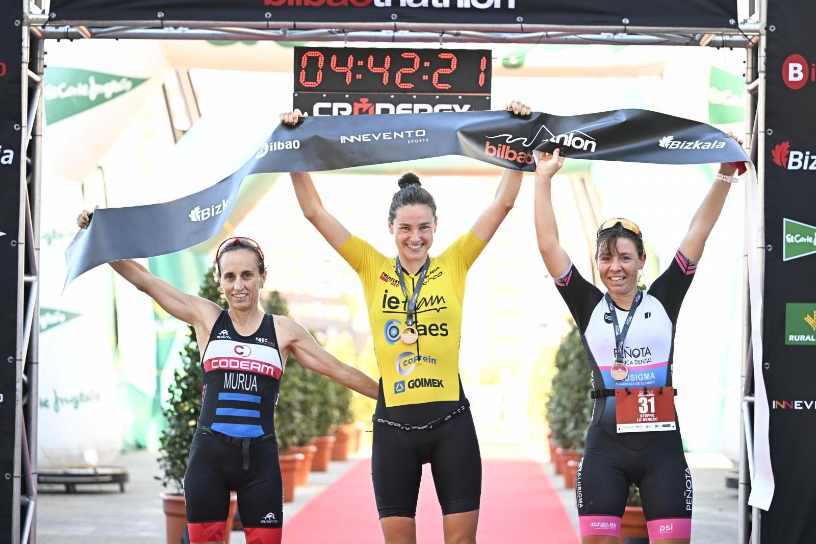 Pello Osoro y Helene Alberdi brillan en el Bilbao Triathlon