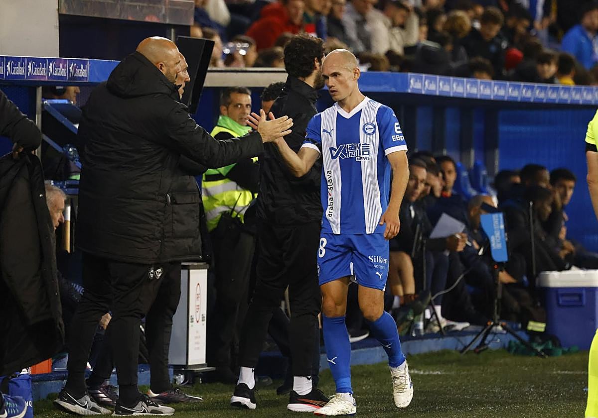 Guridi es felicitado tras el cambio.