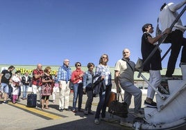 Pasajeros suben a un avión en el aeropuerto de Vitoria.