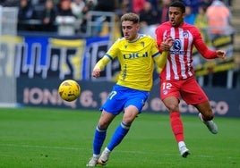 Robert Navarro con el Cádiz en un partido de la pasada temporada ante el Atlético de Madrid