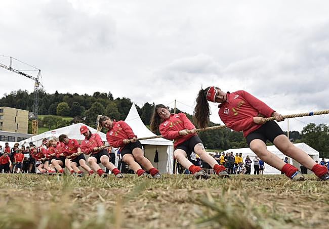 Gaztedi taldeko kideak, tiratzen.