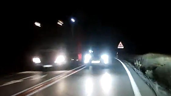 Un taxista graba cómo esquiva a un kamikaze en 'la carretera de la muerte': «Estoy vivo de milagro»