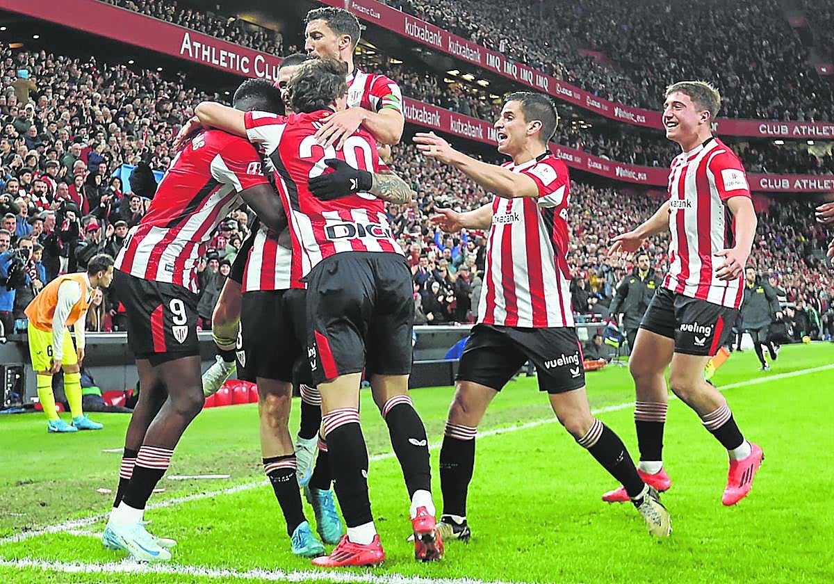 Los futbolistas del Athletic celebran el segundo gol ante el Villarreal, obra de Iñaki Williams.