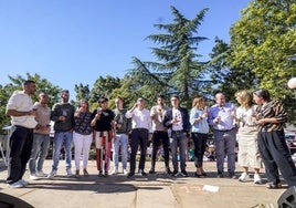 Miembros de ETS posan con la alcaldesa Mara García, Ramiro González, Amaia Barredo y, entre otros, representantes del Consejo Regulador y ABRA.