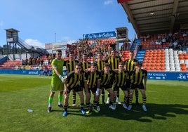 Los jugadores titulares del Barakaldo frente a la afición desplazada desde Barakaldo.