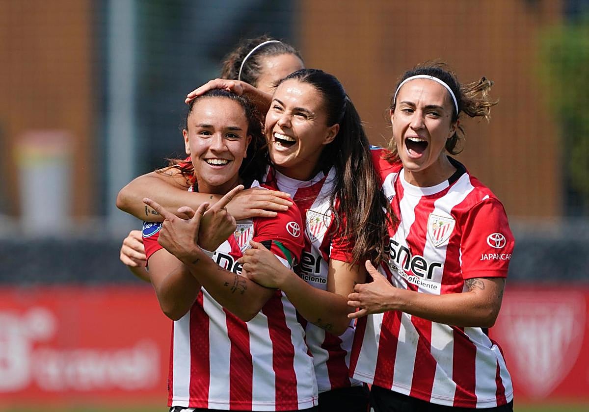 Las rojiblancas festejan el gol de la victoria.