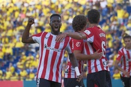 Los jugadores del Athletic de Bilbao celebran el tercer gol del equipo.