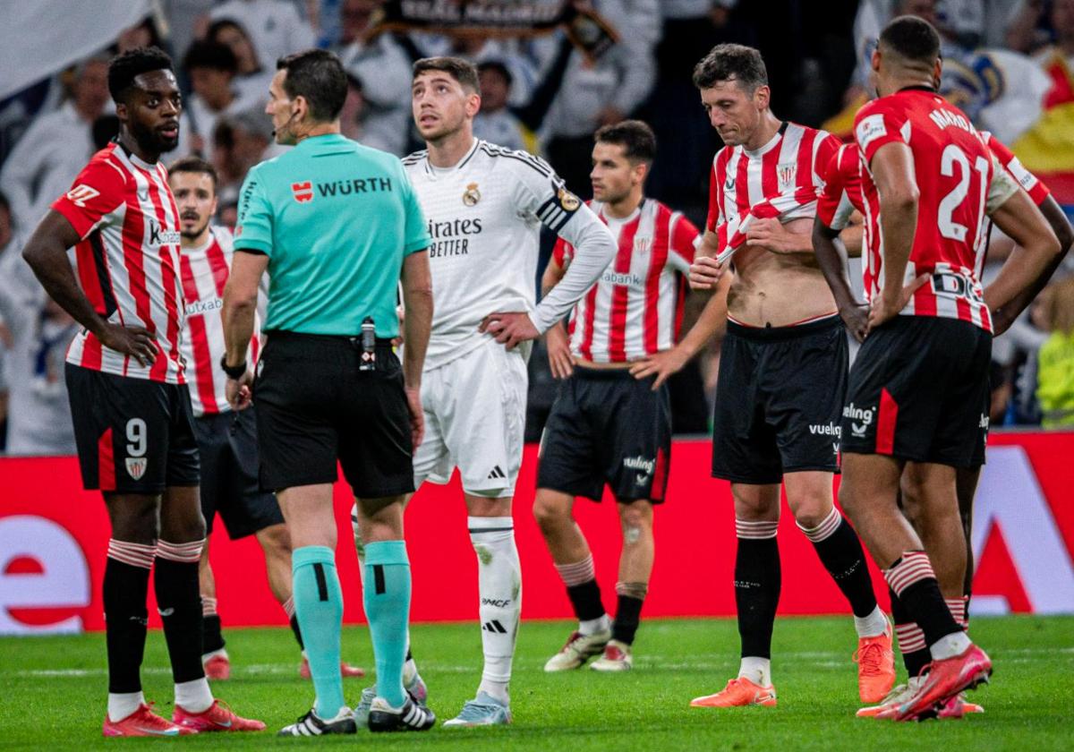 Los jugadores rojiblancos rodean a Valverde, autor del único tanto en el Bernabéu.
