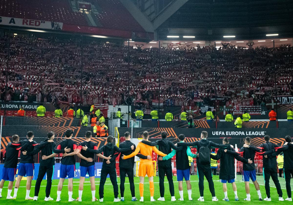 Los jugadores del Athletic saludan a la afición.