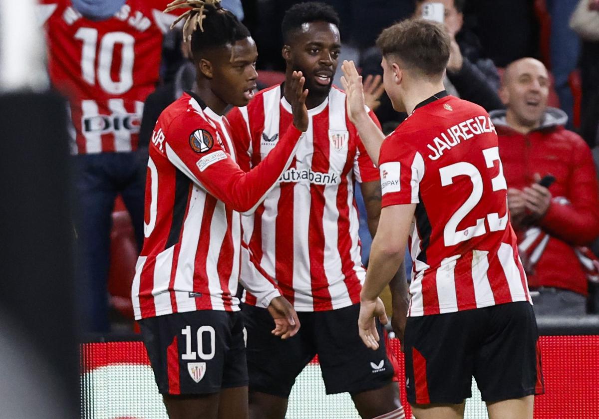 Nico recibe la felicitación de Iñaki y Jauregizar por el primer gol.