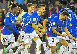 Guruzeta, que tuvo dos ocasiones claras, intenta sin éxito un remate de cabeza.