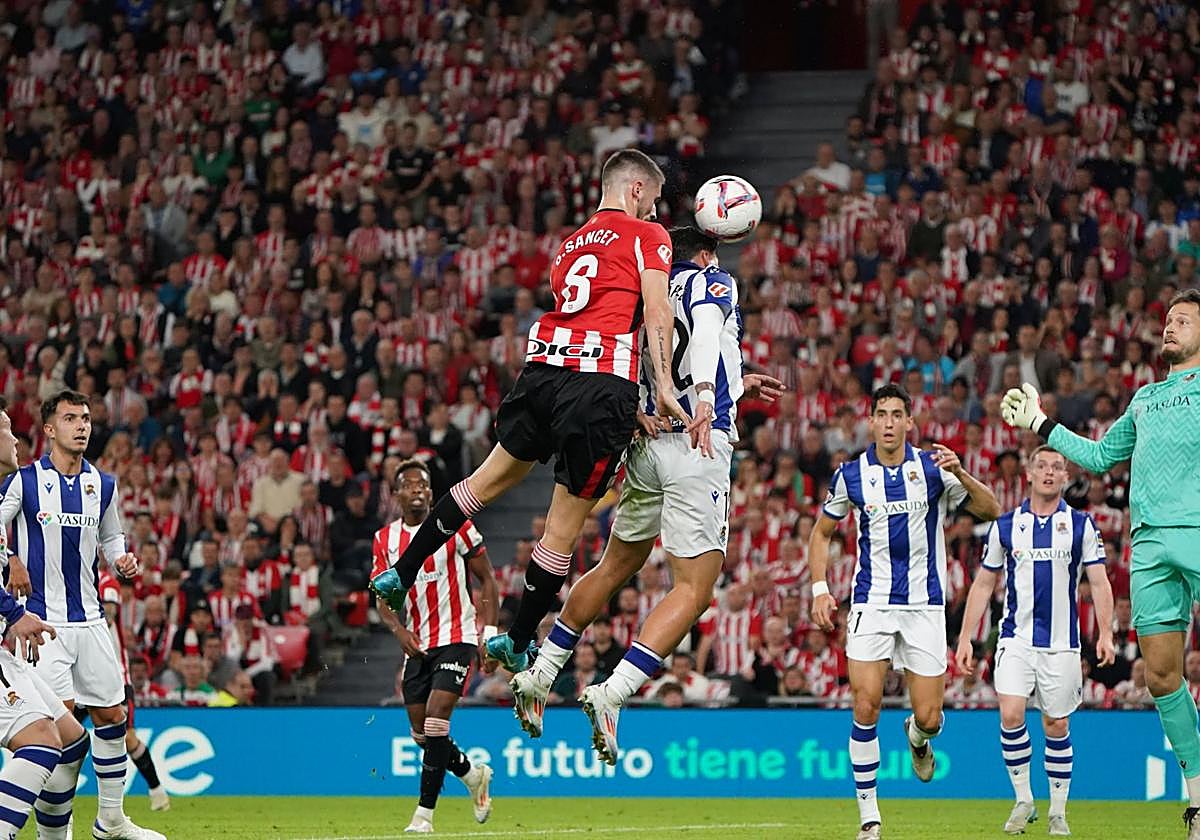 Sancet cabecea el centro de Nico Williams para superar en el salto a Javi López y batir a Remiro.