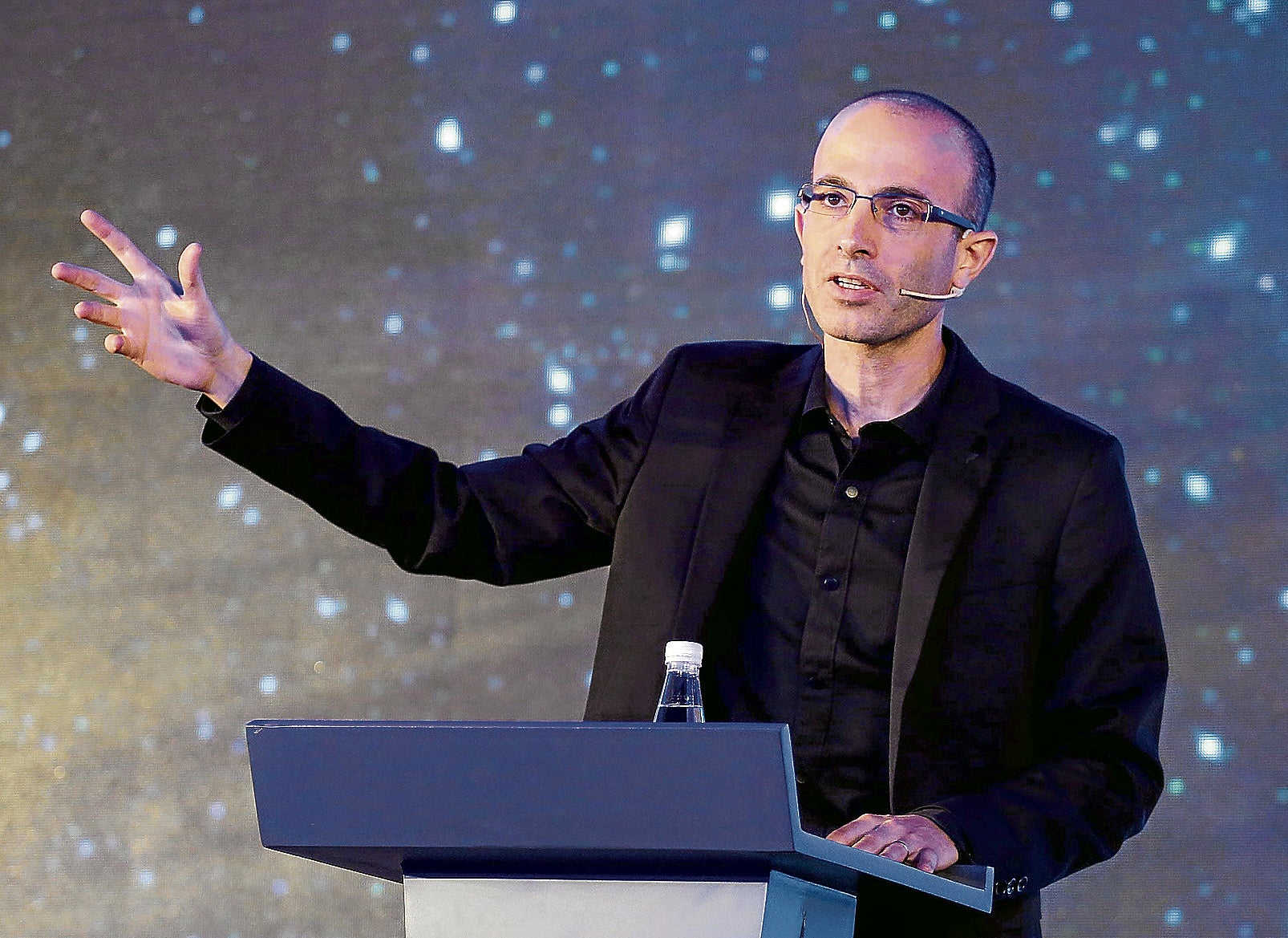 Yuval Noah Harari pronuncia una conferencia en Pekín.