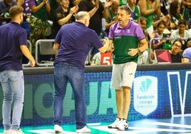 Laso saluda a Ibon Navarro en el amistoso reciente entre Baskonia y Unicaja.