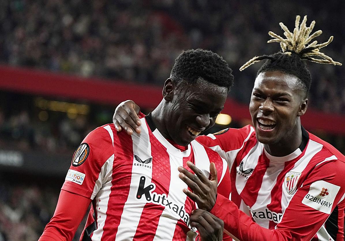 Nico Williams felicita a Adama Boiro por su primer gol con el Athletic.