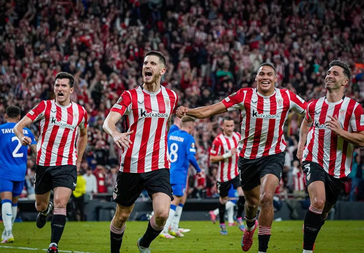 Vivián, Maroan y Yeray corren a felicitar a Sancet tras anotar el primer tanto.