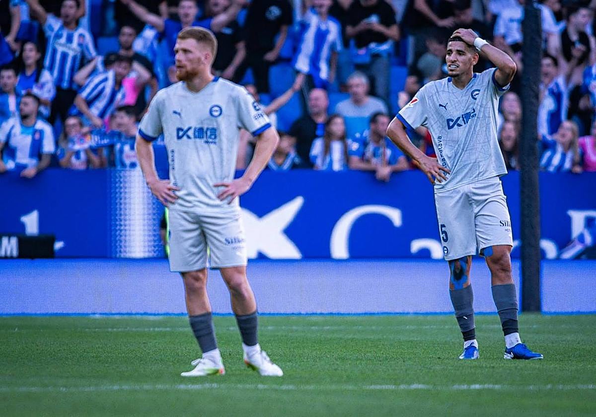 Carlos Vicente y Abqar se lamentan tras uno de los goles del Espanyol.