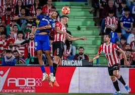 Vivián, atento al remate de Vesga.