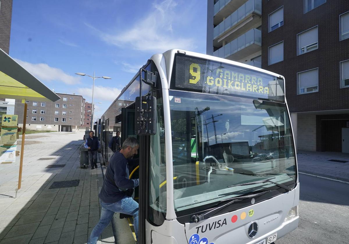 Un vecino se subo en un autobús de la renombrada línea 9.