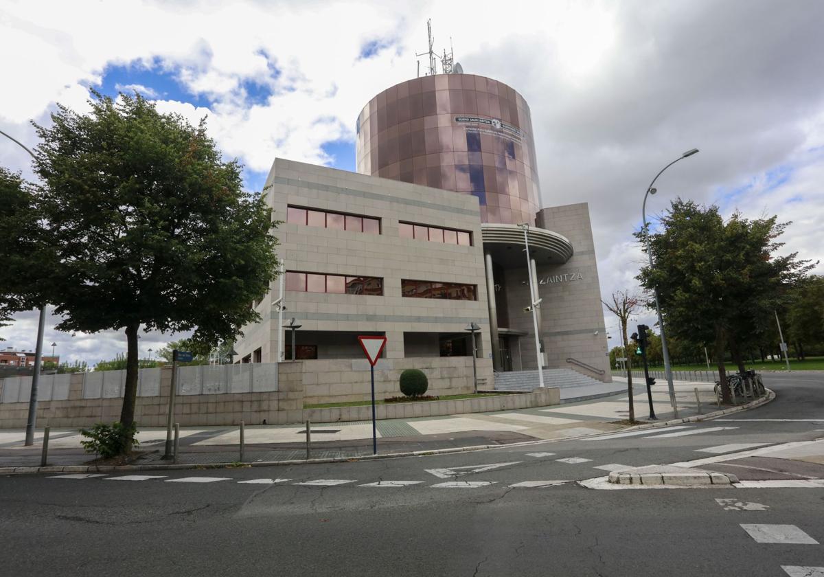 Exterior de la comisaría de la Ertzaintza.