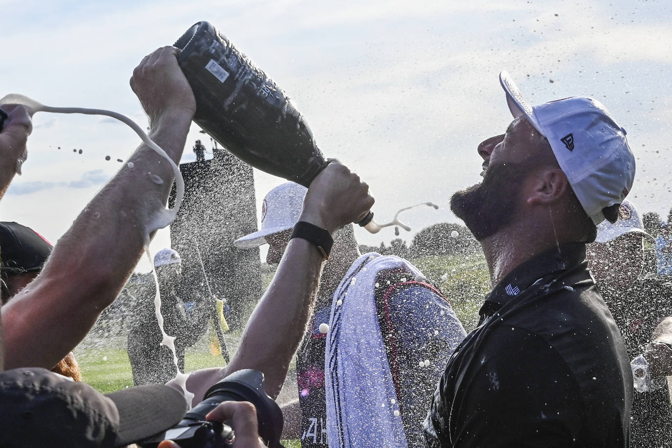 Jon Rahm celebra con champán la victoria en Illinois.