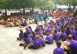 Decenas de estudiantes participan en un encuentro infantil en Leioa para reflexionar sobre la movilidad sostenible.