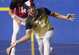 Necol se coloca para golpear con la derecha.