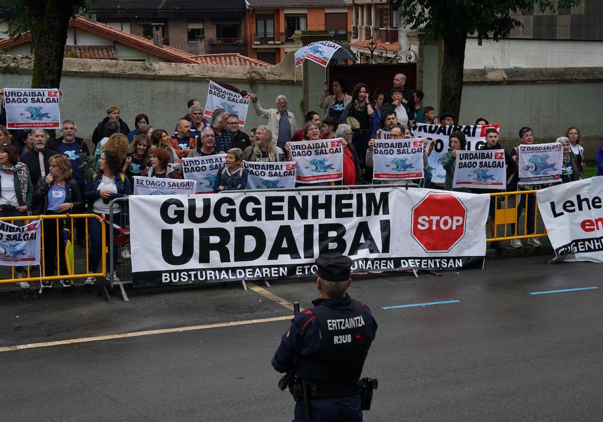 Protesta contra el proyecto de Urdaibai durante la toma de posesión del lehendakari el pasado junio.