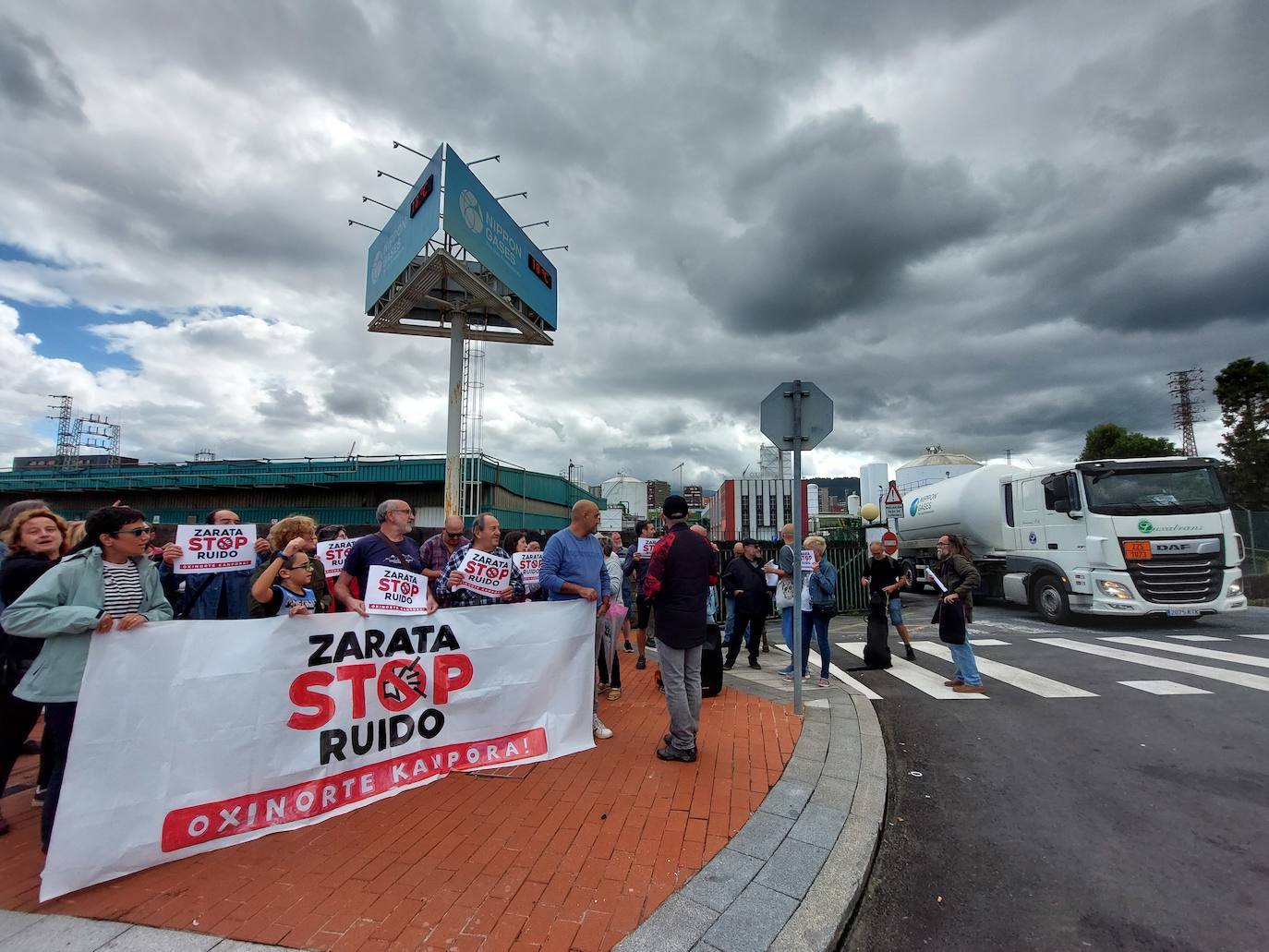 Los vecinos se concentraron el viernes en la puerta de la fábrica.