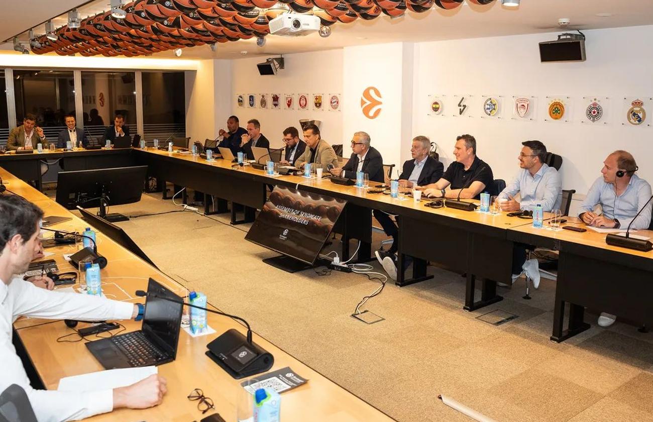 Imagen de una de las últimas reuniones de la Euroliga con la representación baskonista de Félix Fernández.