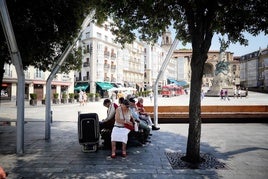 Vitorianos buscan la sombra en uno de los días más calurosos de este verano.