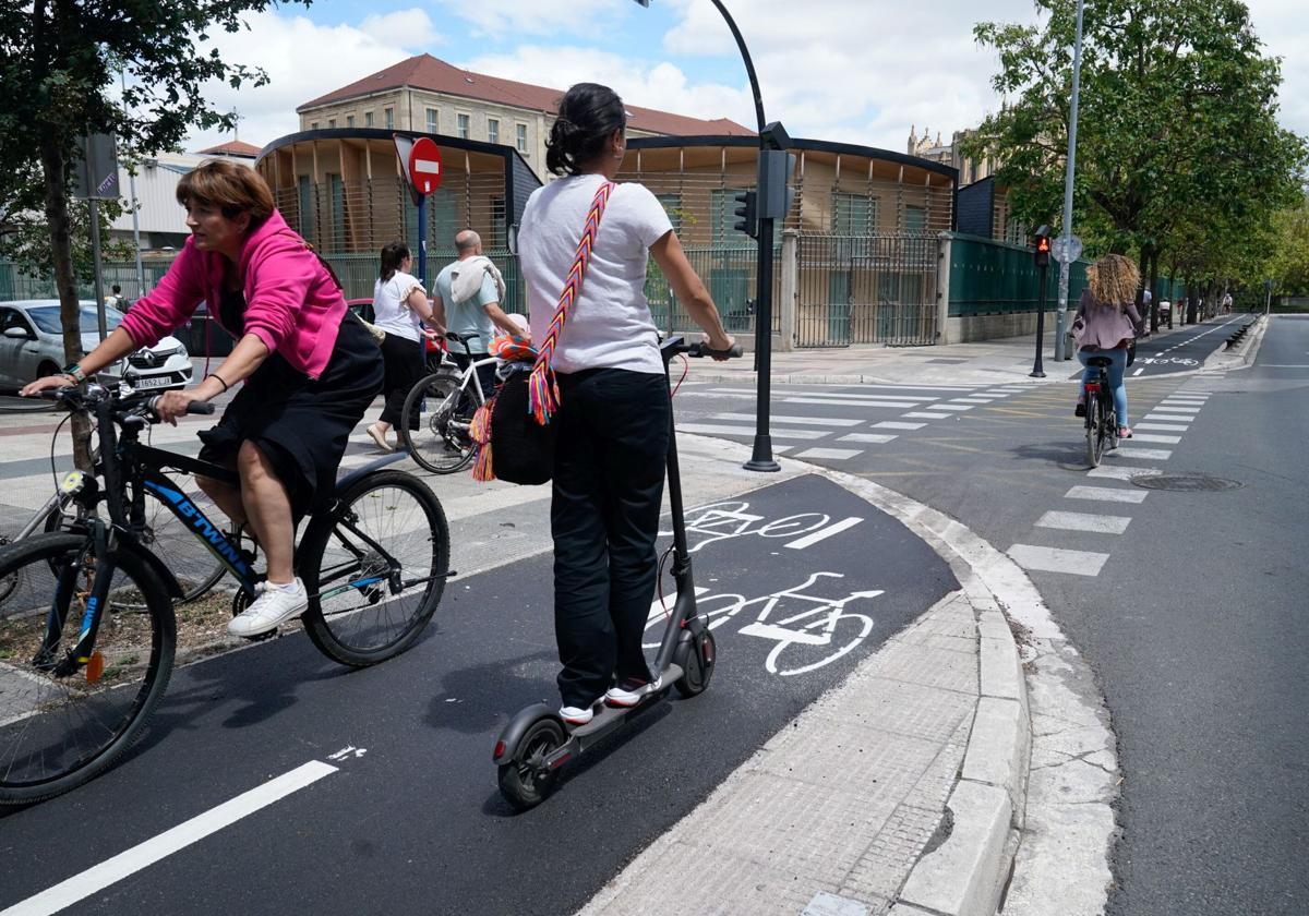 Usuarias de bicicleta y patinete en Vitoria.