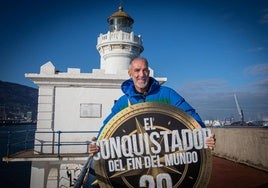 Patxi Alonso muestra el logo de la anterior edición.