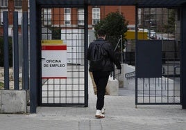 Un joven entra en una oficina pública de empleo.