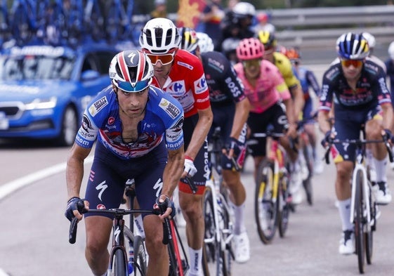 Mikel Landa comanda el grupo de favoritos de la pasada Vuelta en la ascensión del Puerto de Pajares.